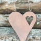 Bild Herz zu MuttertagFoto Herz aus Metall, ein wenig angerostet aufgehängt an einer Wand aus Baumstämmen